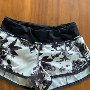 Lululemon speed shorts black and white floral  2